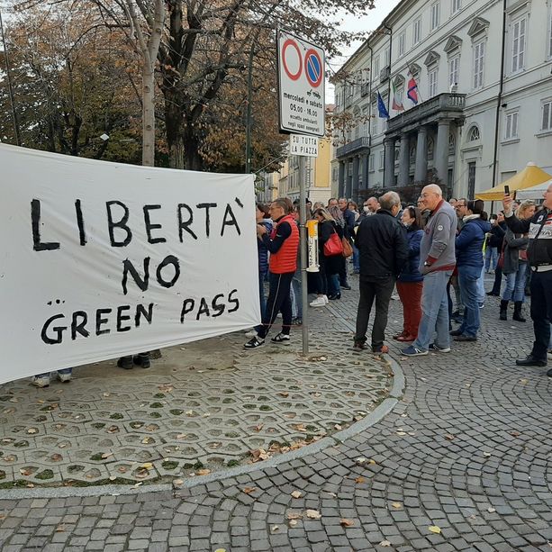 Pinerolo: “Libertà, libertà”, il grido di chi protesta contro il green pass [FOTO]