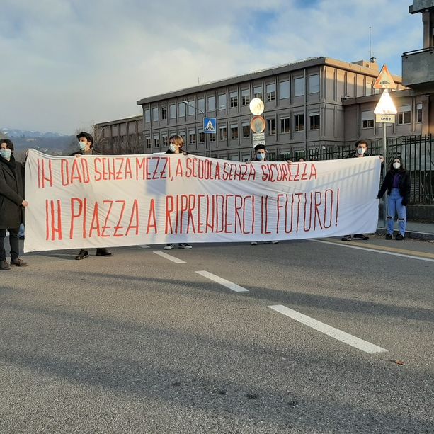 “In dad senza mezzi, a scuola senza sicurezza”: studenti in piazza a Pinerolo [FOTO e VIDEO]