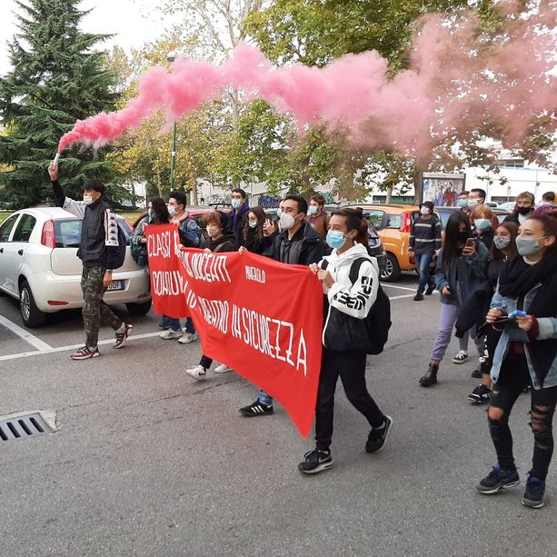 Gli studenti delle superiori di Pinerolo non rispondono all’appello di scendere in piazza [FOTO e VIDEO]