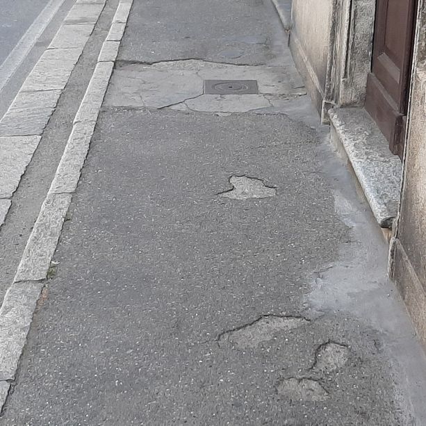 Via Saluzzo a Pinerolo: “Il marciapiede è pericoloso”