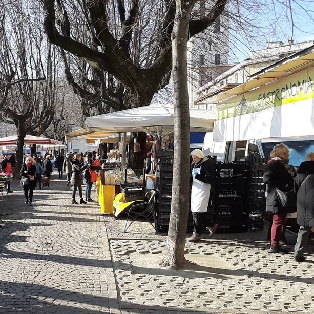 Multati per assembramento al mercato di Pinerolo: interviene Forza Nuova