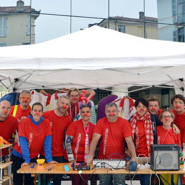 Sorrisi con il naso rosso in piazza Facta a Pinerolo