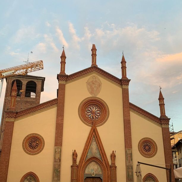 Pinerolo: durante la rimozione del cantiere, la gru danneggia il pinnacolo del Duomo