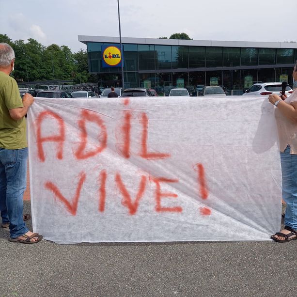 Presidio con volantinaggio davanti al Lidl di Pinerolo in nome di Adil Belakhdim