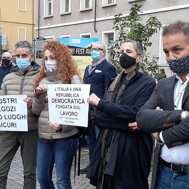 «Più controlli, no chiusure», i commercianti e gli artigiani in piazza a Pinerolo [FOTO e VIDEO]