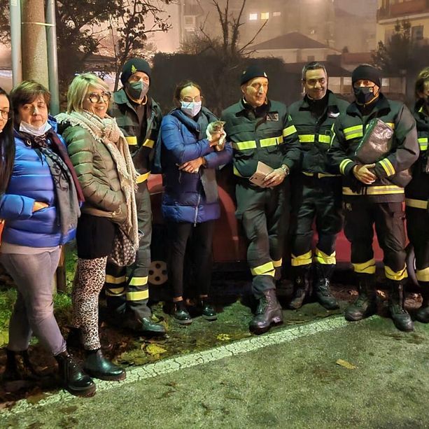 Pinerolo: Vigili del fuoco recuperano un gattino nascosto nel cofano di un’auto