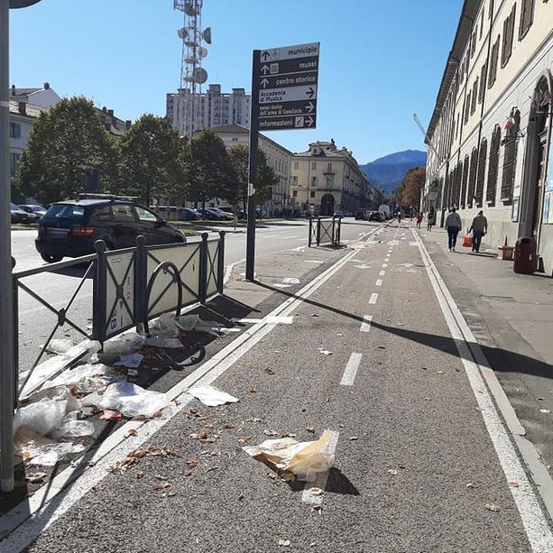 Volano i rifiuti su corso Torino e le polemiche sul mercato