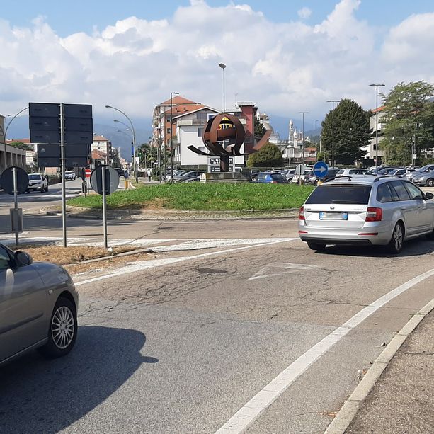Pinerolo: bus bloccato da un genitore e autista aggredito verbalmente