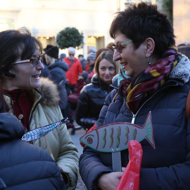 Le sardine scendono in piazza Facta a Pinerolo, ma non la riempiono