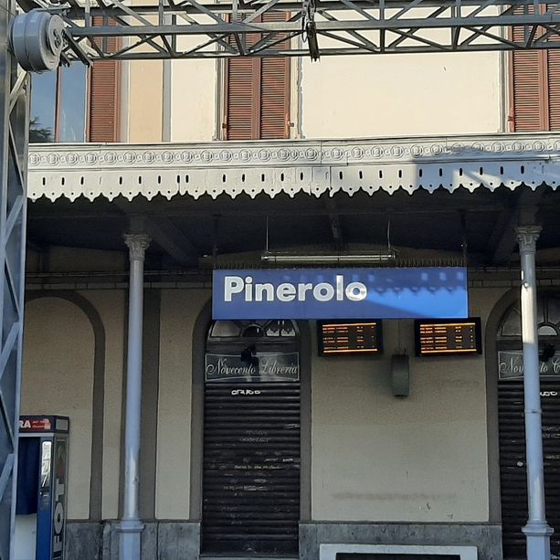 Pakistano arrestato per violenza sessuale alla stazione di Pinerolo