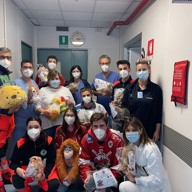 Sono arrivati in pediatria a Pinerolo i peluche dei sorrisi e di qualche pianto