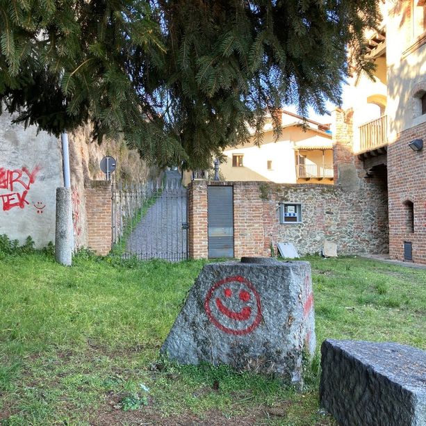 Pinerolo: vandali in azione sulle Terrazze Acaja e il Palazzo del Senato