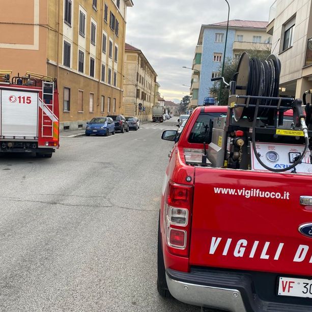 Non vedeva il vicino da un po’: i vigili del fuoco lo trovano morto in casa