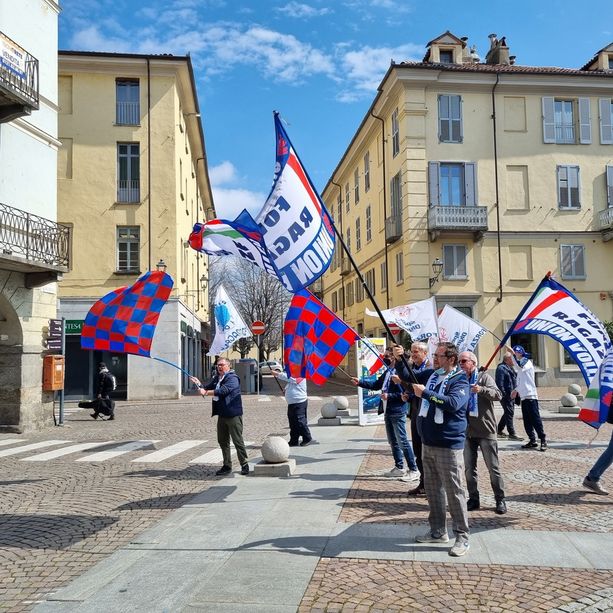 Volley A2/F: Pinerolo in piazza tra i tifosi prima della sfida promozione [FOTO]