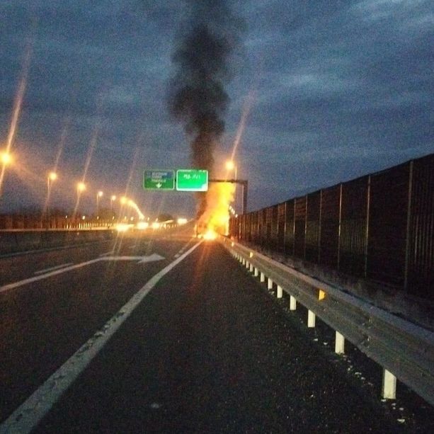 Furgone in fiamme sulla Torino-Pinerolo: traffico bloccato in direzione Pinerolo