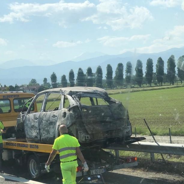 Lunghe code per un’auto in fiamme sulla Torino-Pinerolo