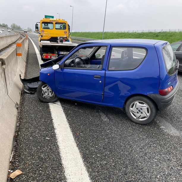 Auto si schianta contro il new jersey della Torino-Pinerolo