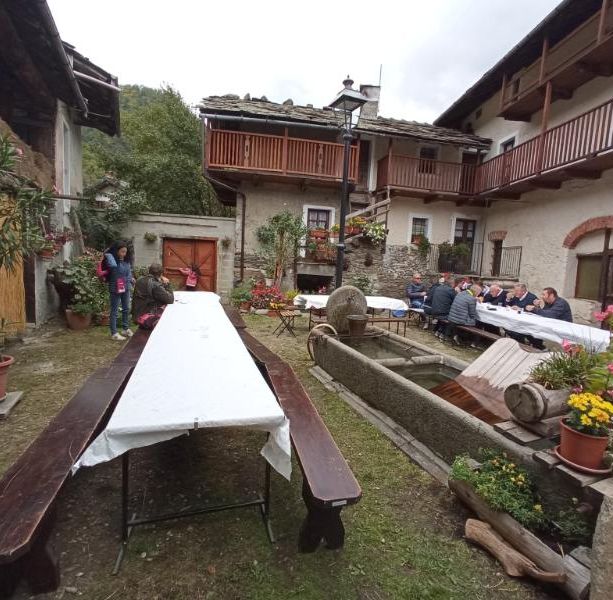 Pomaretto presenta la sua ‘Comunità in fiore’ con una passeggiata gastronomica