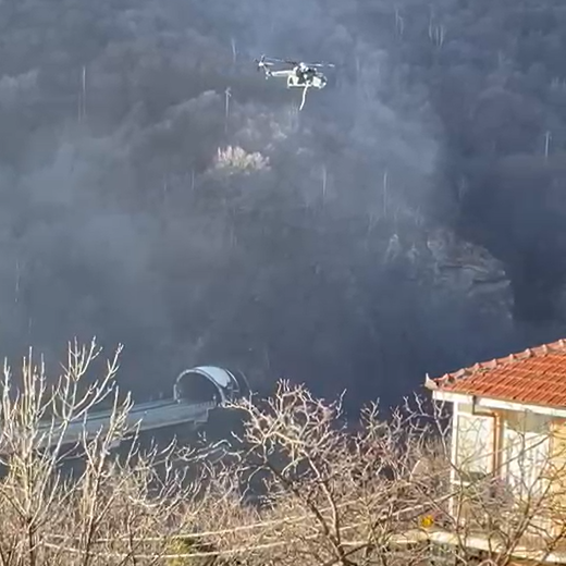Incendio tra San Germano Chisone e Prarostino: in volo l’Erickson dei Vigili del fuoco [VIDEO]