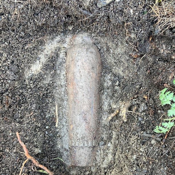 Cerca un braccialetto con il metal detector e trova un ordigno bellico [FOTO]