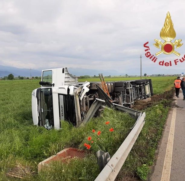 Camion esce fuori strada sulla Saluzzo-Pinerolo, illeso il conducente