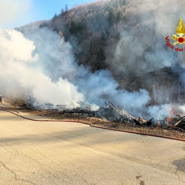 Vanno in fiamme delle cataste di legno a Salza di Pinerolo [FOTO]