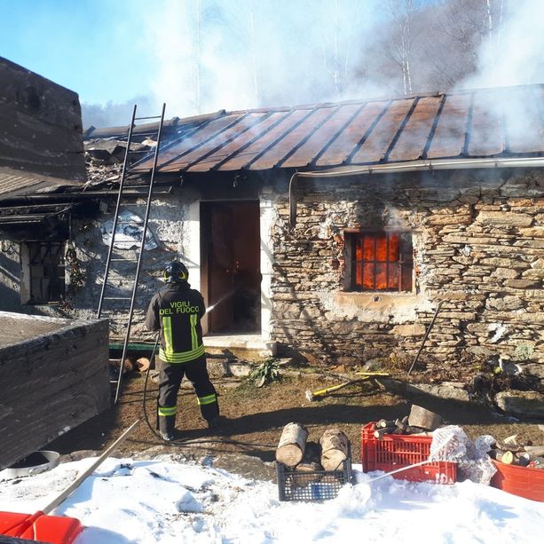 Incendio in borgata Pragiassaut a San Germano Chisone [FOTO]