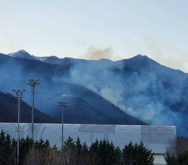 Incendio nei boschi tra San Germano e Prarostino: evacuata una borgata