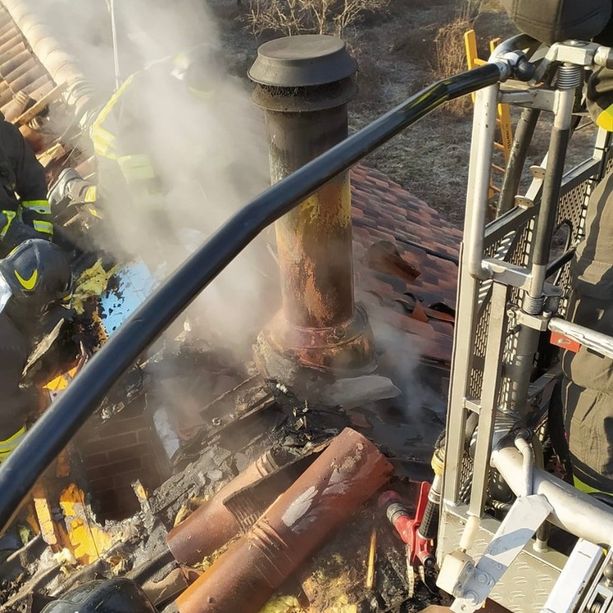 Tetto di una casa a due piani in fiamme stamattina a Sangano