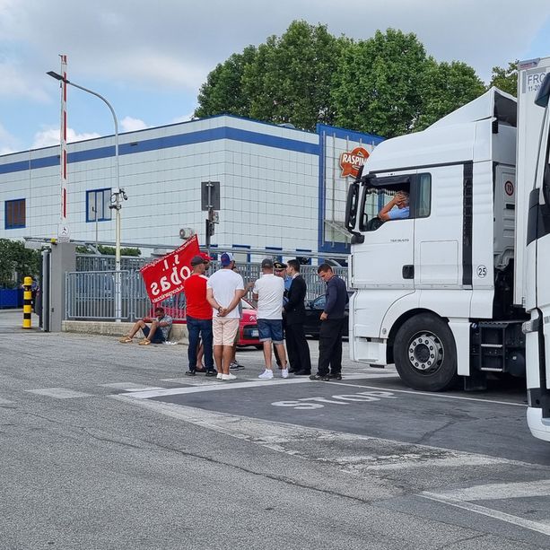 Blocco dei tir alla Raspini di Scalenghe: Si Cobas di nuovo in sciopero