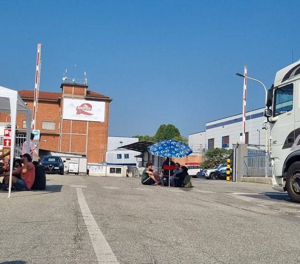 Si riaccende lo sciopero dei Si Cobas alla Raspini di Scalenghe