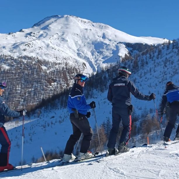 Carabinieri e gendarmi insieme sulle piste da sci della Vialattea