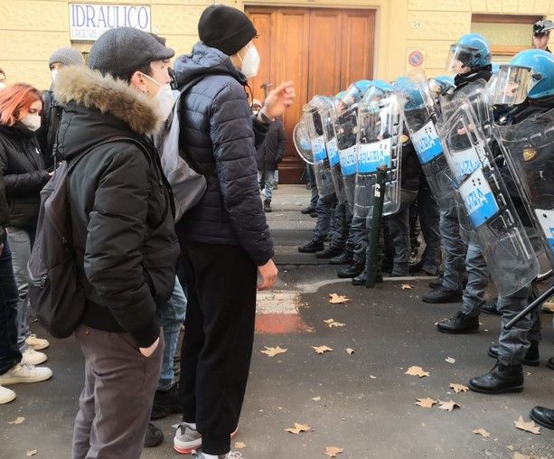 Pinerolo: manifestazione del dissenso e manganelli