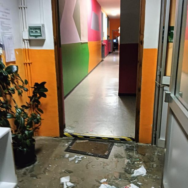 Sfonda le porte e fa irruzione insanguinato nella sede della Croce rossa di Torre Pellice