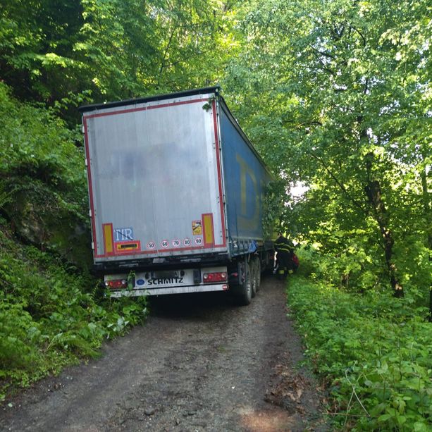 Torre Pellice: Camion carico di lastre di pietra, si impantana sulla strada per Pian Prà