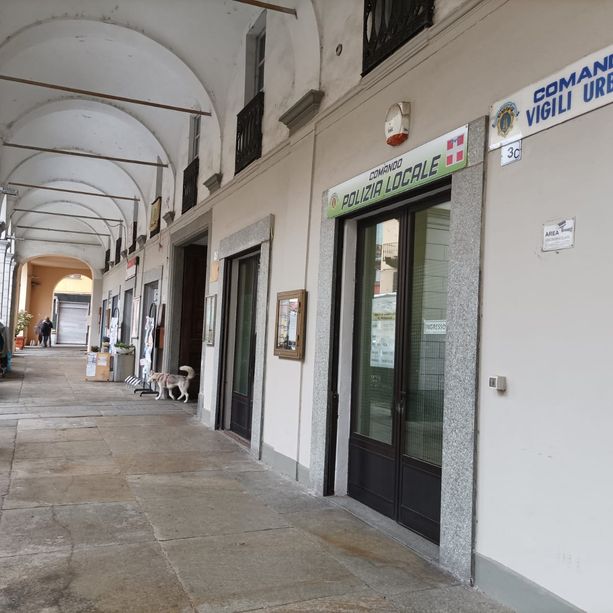 Insulti agli agenti e un pugno alla vetrata del comando di polizia locale di Torre Pellice