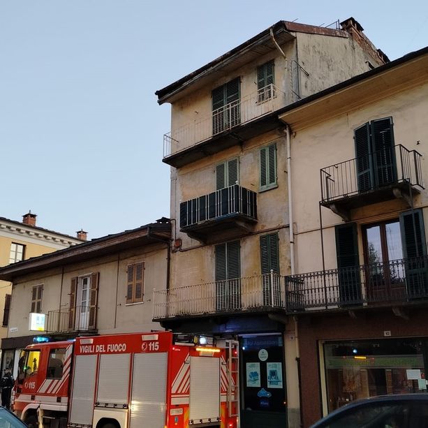 Cornicione pericolante a Torre Pellice: intervengono i vigili del fuoco di Luserna San Giovanni