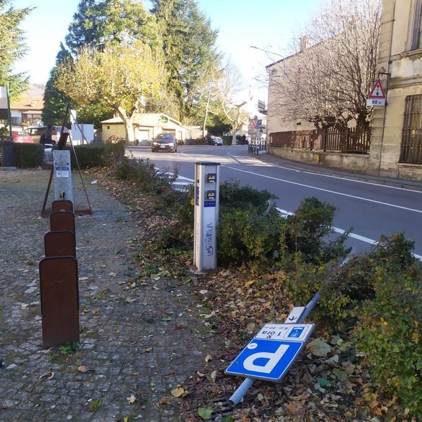 Sbanda e fa danni in piazza San Martino: rintracciati il giovane conducente e la proprietaria dell’auto