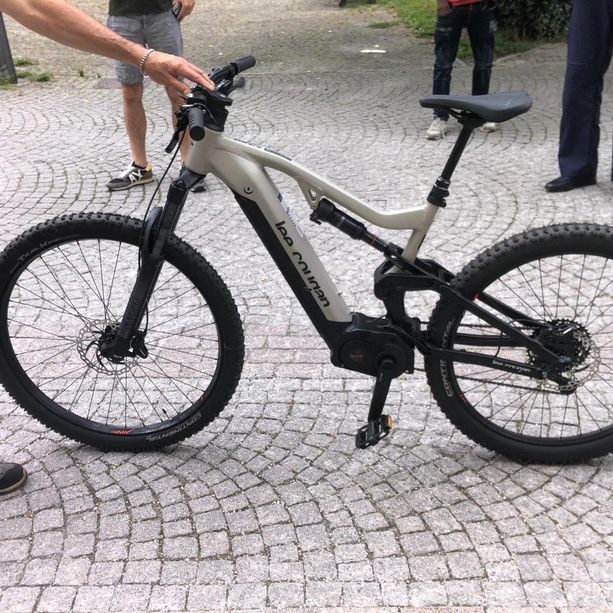 Gli rubano l’e-bike, la riconosce e la insegue lungo la Provinciale 161