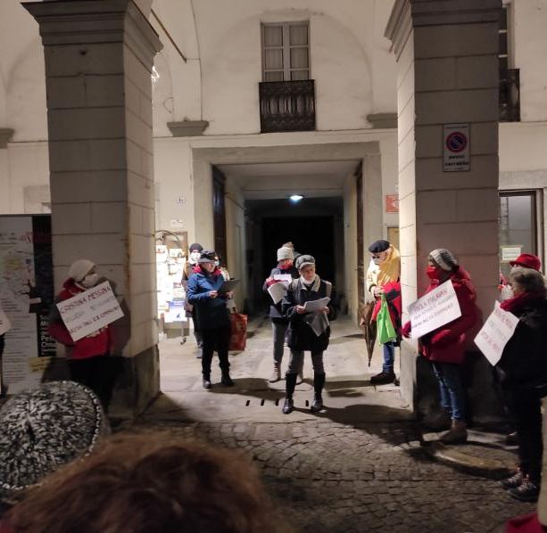 Fiaccolata contro la violenza sulle donne con letture, coro e musica a Torre Pellice