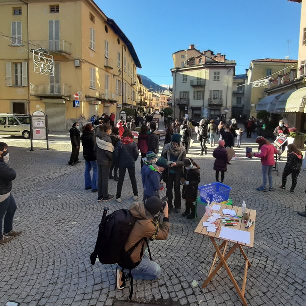 Protesta per la scuola a Torre Pellice: “Non si sta facendo nulla per i ragazzi” [FOTO e VIDEO]