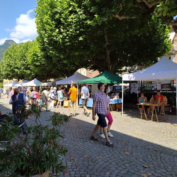 A Torre Pellice artisti ed hobbisti in strada anche ad agosto