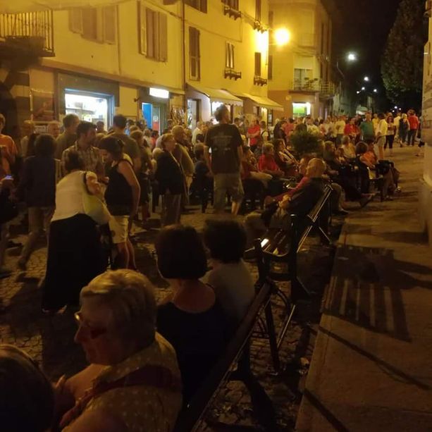 Bancarelle e musicisti in strada: a Torre Pellice è in arrivo un sabato sera speciale