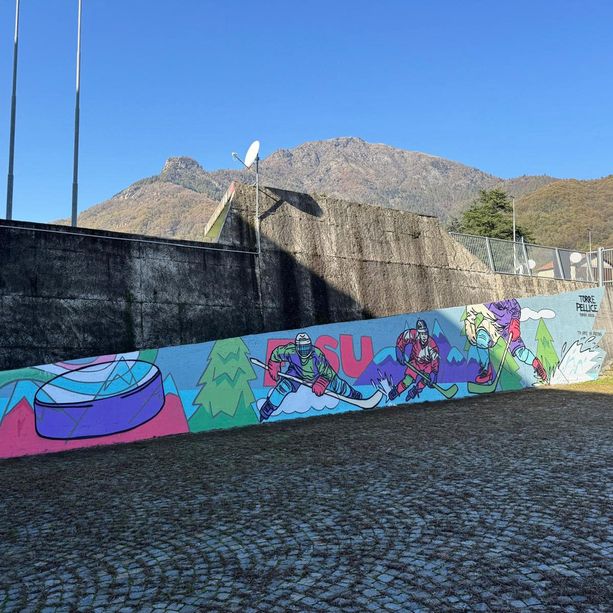 Gli studenti torresi regalano al palazzetto del ghiaccio un nuovo murale