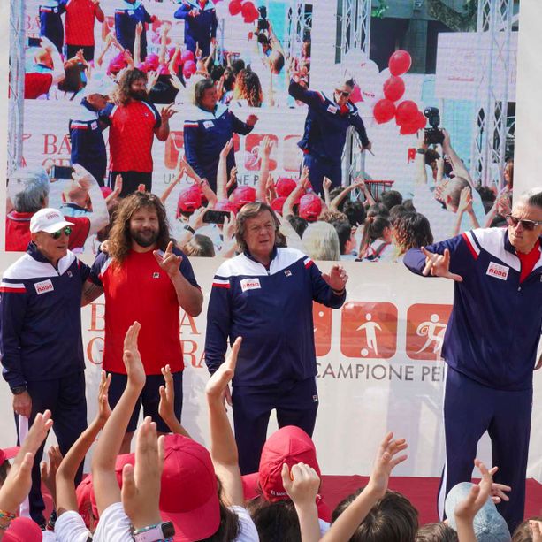 Quattro campioni trasformano piazza Vittorio Veneto in palestra educativa
