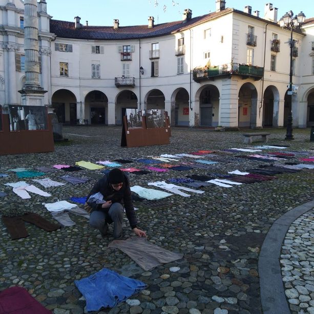 Centoventi abiti distesi davanti alla Basilica di Superga per ricordare le vittime di femminicidio
