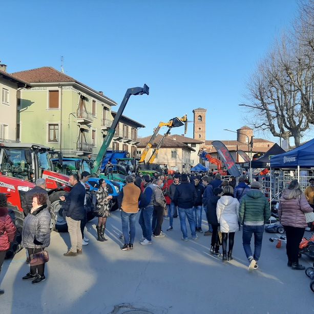 Le macchine agricole ‘conquistano’ i Viali di Vigone
