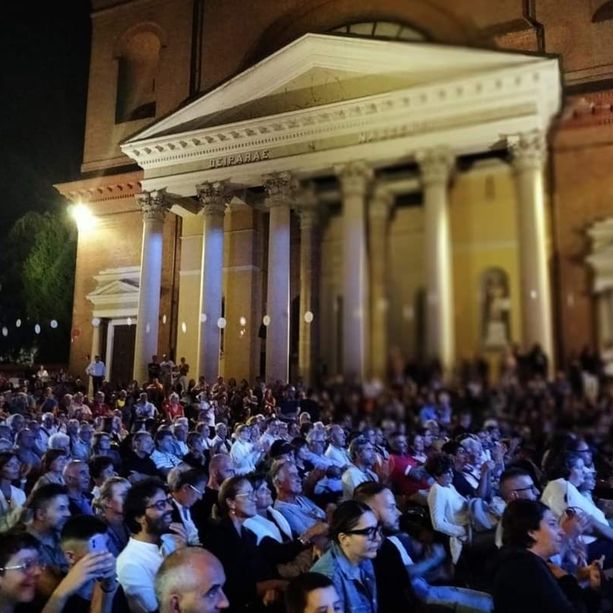 Allenamenti collettivi, Grazielle in bianco e rosso, artisti per strada: San Nicola smuove il fine settimana
