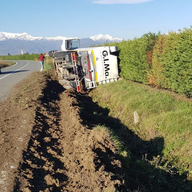 Vigone: camion finisce nel fosso sulla Provinciale per Buriasco
