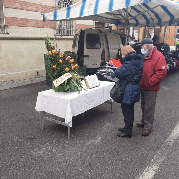 Vigone: dei fiori per ‘salutare’ il pescivendolo Guagliardo